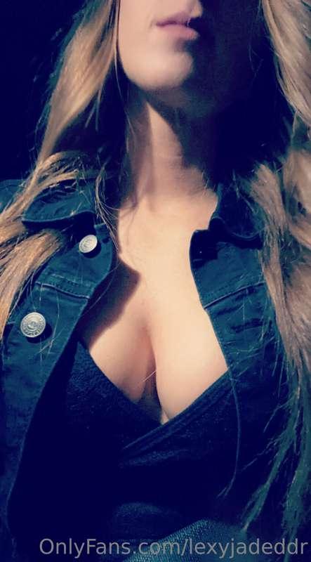 Whoa Sunday cleavage