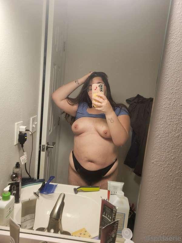 excuse the messy bathroom i bring u boobs 🤲🏻