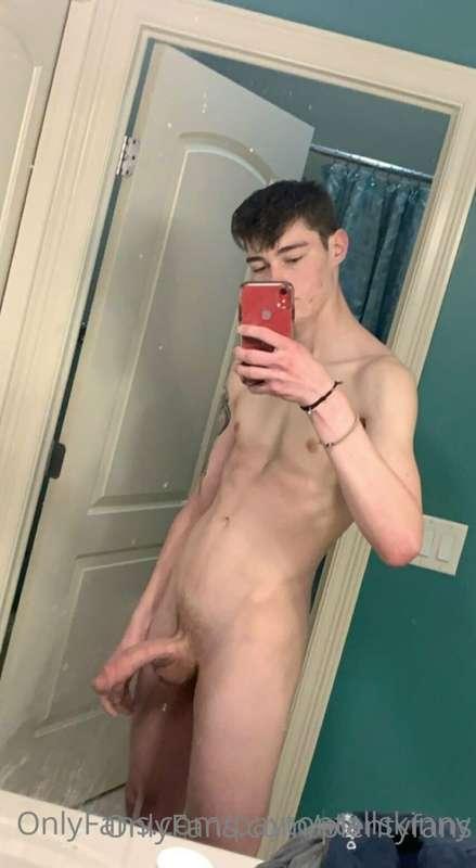 Come see this tall skinny white boy, @paytontallskinny He’s ..