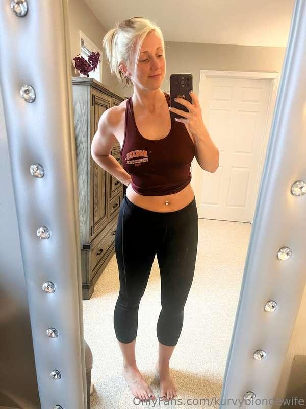 kurvyblondewife image #1