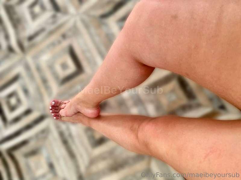 I love my little toesies! Don’t you? 😍👣
First fan to tip $20..