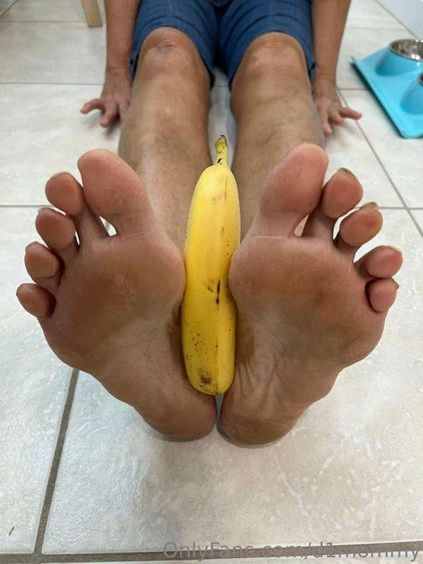 🍌🍌🍌 if you wanna see BIG mama crush a banana with here feet ..