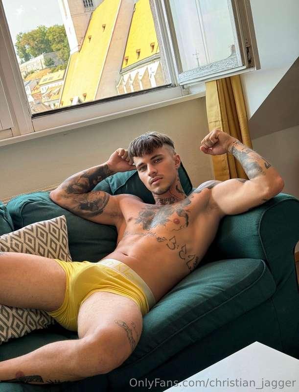 Close your eyes and give me your hand 😈