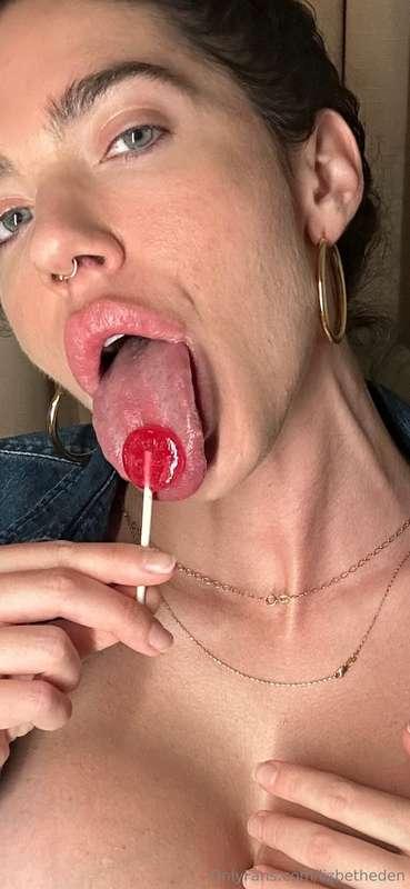 👅💦 Oral fixation alert👅💦 Just sent out a tongue fetish video..