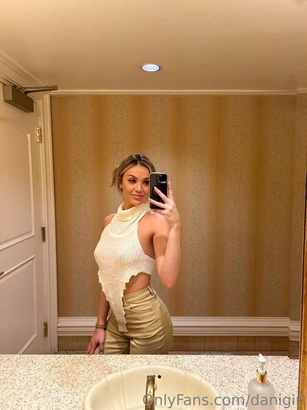 Mirror selfies are never out of style 💅🏼💋