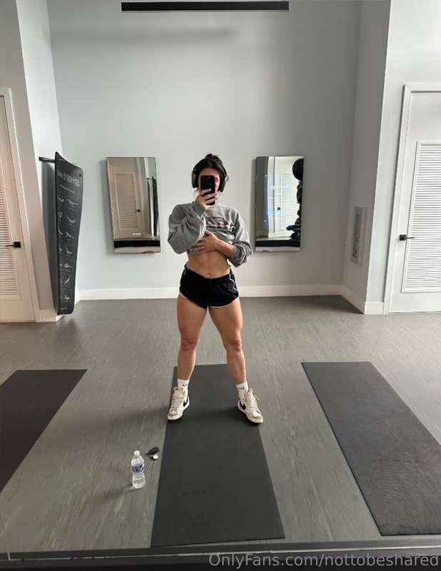 Gym time with a touch of sensuality. 😏💦