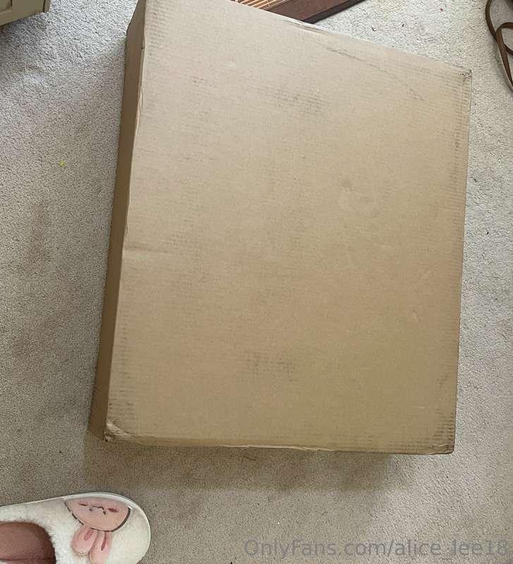 my surprise came in today 🙈 ill give you two hints, It's big..