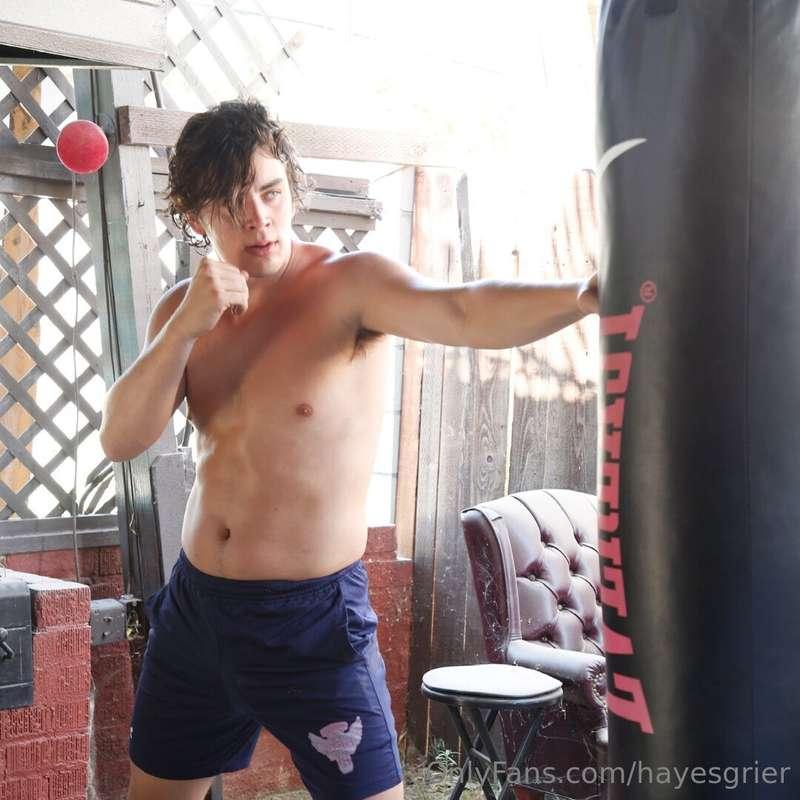 Hitting the weighted bag helps me focus like crazy 👊 are the..