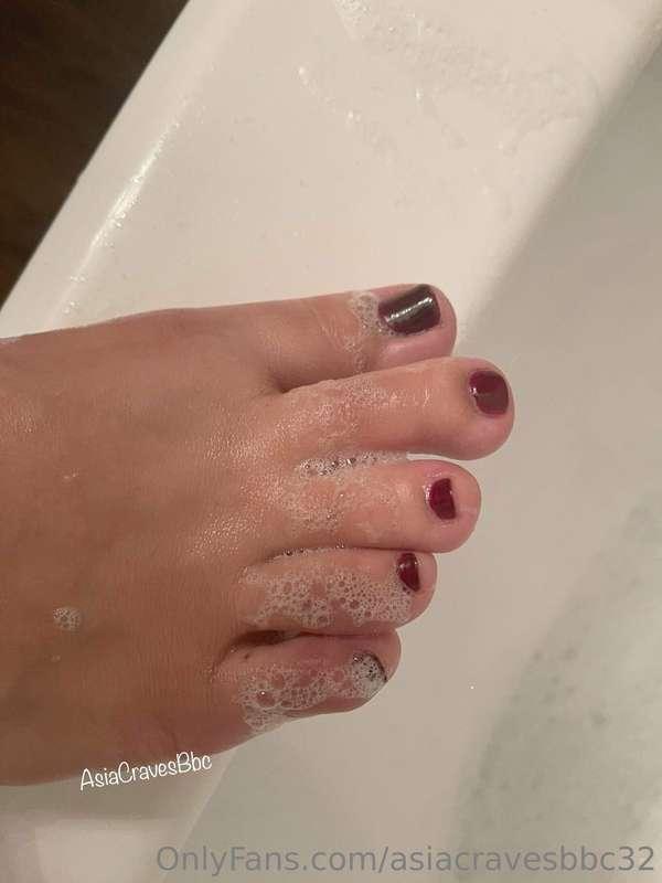 Sexy soapy feet💕