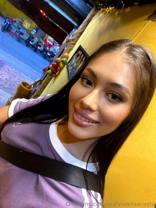 "Queen vibes only 👸🏽💅🏼"