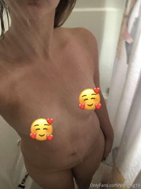 Took a couple pics in the shower today 🥰💦 love getting all s..