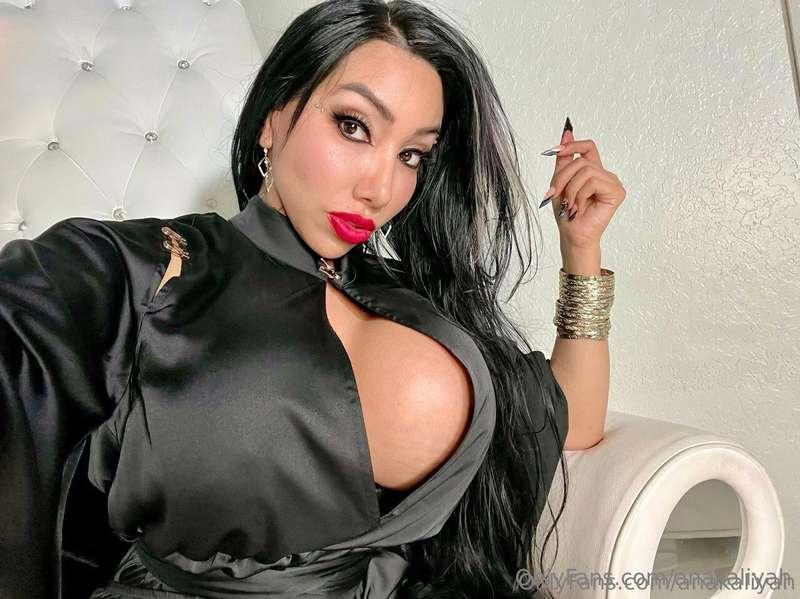 Vamptress vibes 🦇🧛‍♀️🖤☠️🕷️🕸️🎃