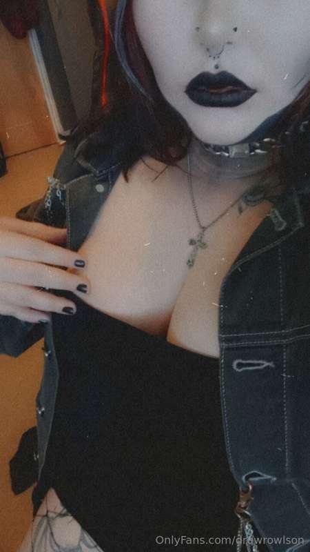 Do you like my makeup 👀😘🖤