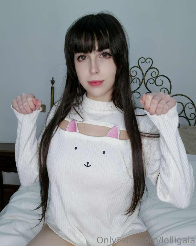 New pics coming💕 Do you like my sweater?🐱

Nuove foto in arr..