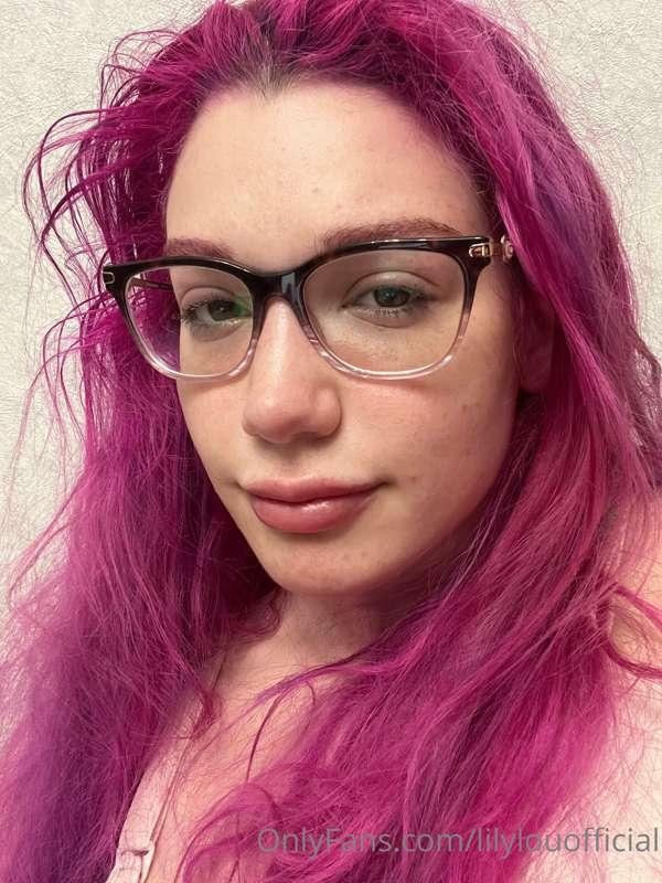 No make up and glasses kinda day 🥰