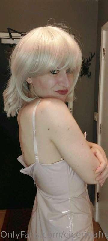 Can you help me zip it up?