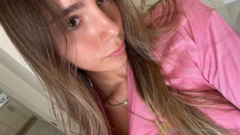 Dm me a "🩷" and i'll surprise you 🫢