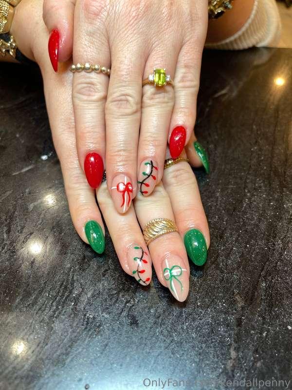 Nails done! 💅🏼 🎄❤️💚 #nailsdone 