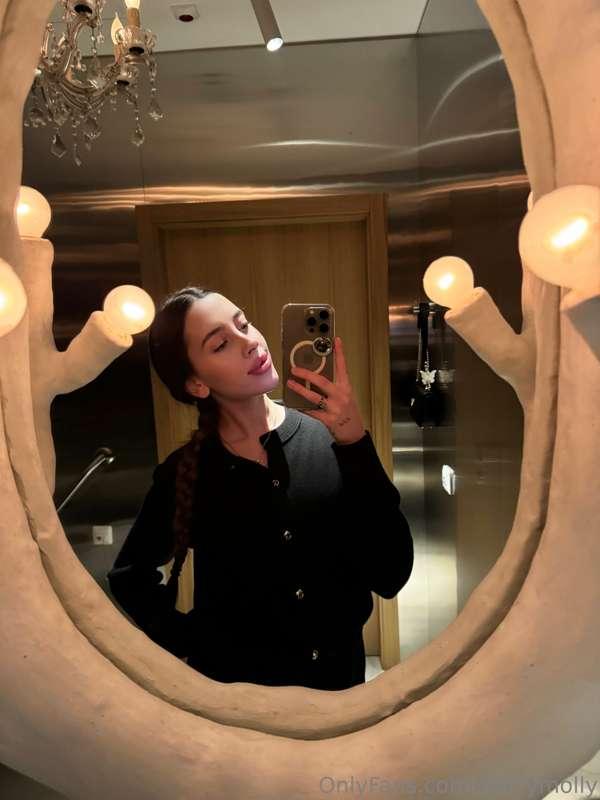 The mirror said ‘take a pic,’ so I had no choice 😇