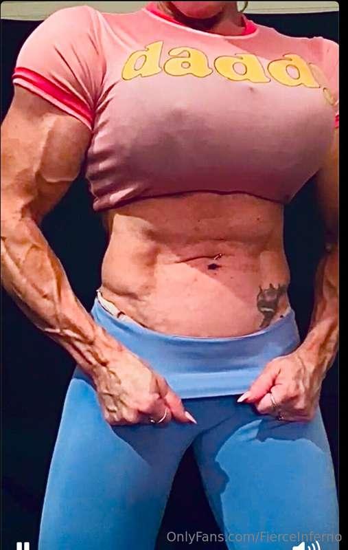 Muscle DADDY showing off strong, veiny muscles… huge veiny b..