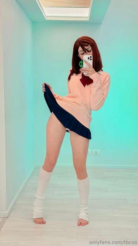 Raise your hand if you wanna be under MoMo’s skirt!! 
