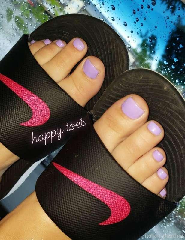 the cutest purple toes 💜