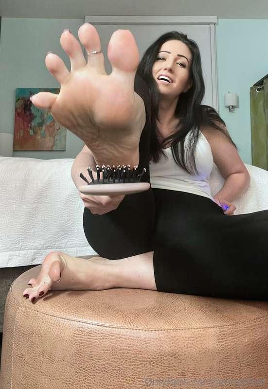 Extremely ticklish feet 👀