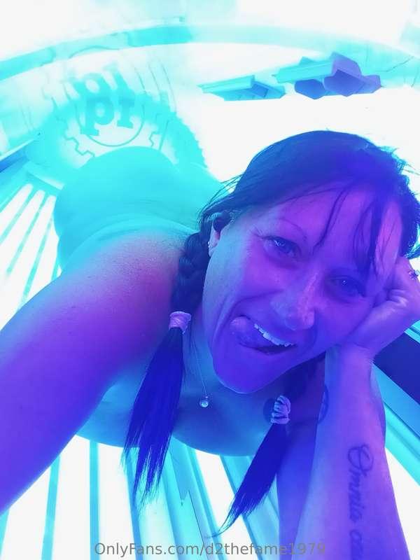 Getting my tan on!! 😜 It's hot in here!