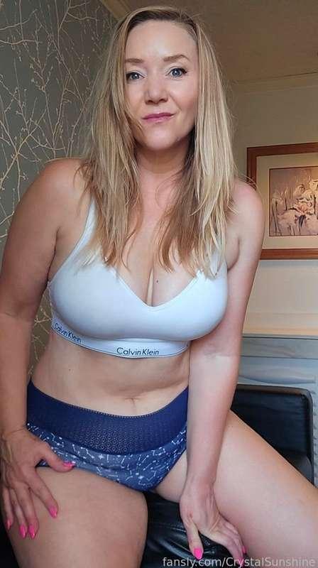 Would you be peeking over the fence if I lived next door?
#FYP #fansly #curvy #Milf #lingerie #blonde #mombody #bodypositivity #maturewoman #stepmom #olderwoman #gilf #naughty #thicc #thickthighs #thick #confident #mommy #boobs #hotmom #chubby #bbw #plussize 