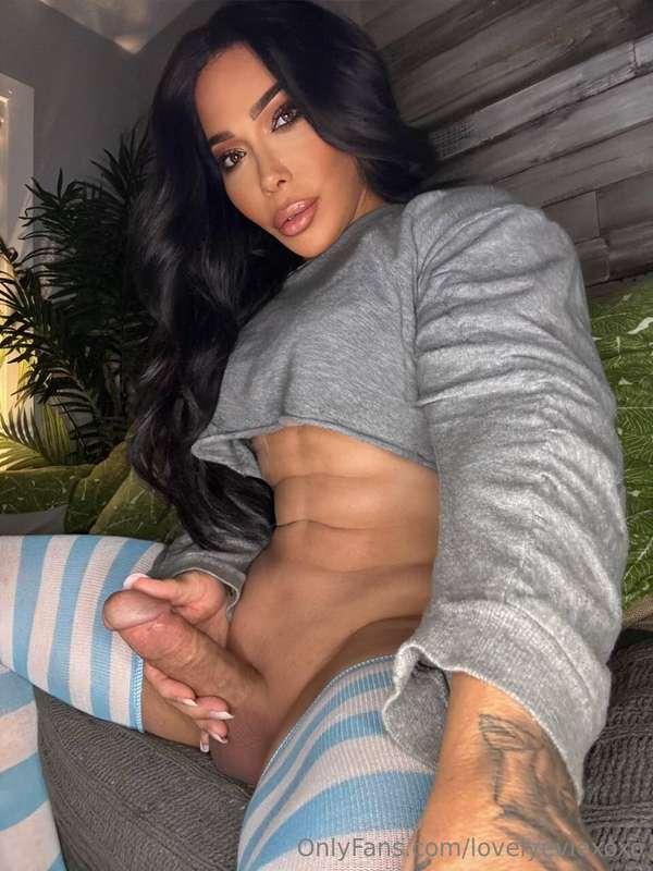 Trans muscle mommy needs a new hole to fill 🍆😳 can you handl..