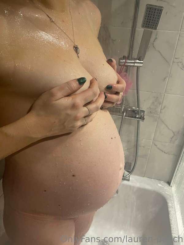 Morning Daddy, Could you pass the soap? 🧼 🙊