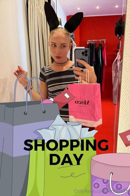 😅You know how much I love shopping… how could I resist Black..