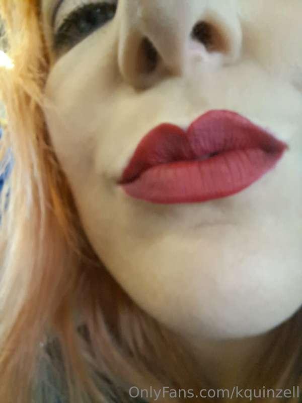 Sexy red lip macros and a selfie from todays shoot - ohhh th..