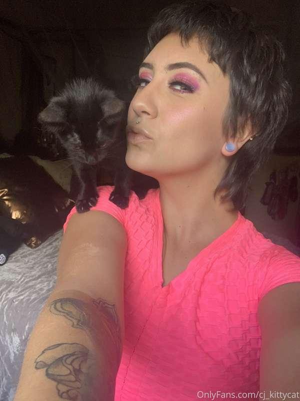 Scroll for titties with some kitty
