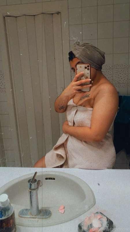 Towel photos and mirror selfies 😳👀🤍
