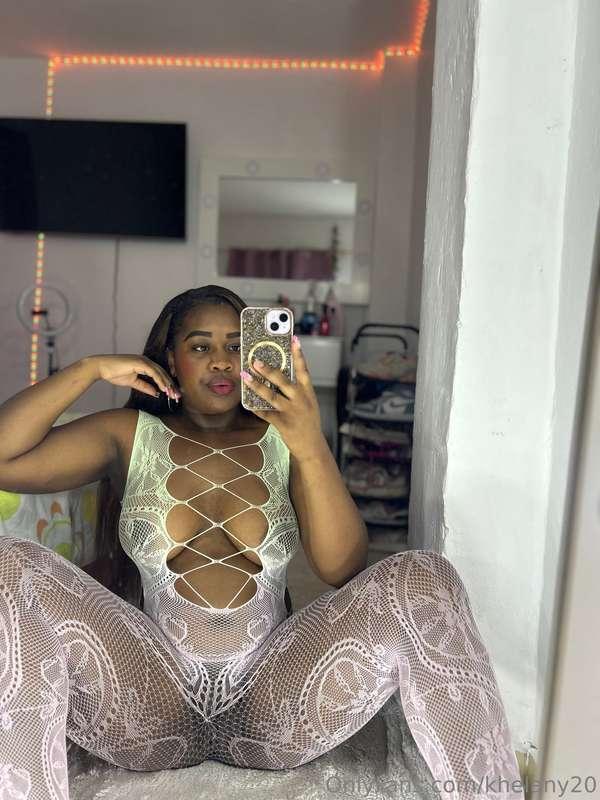 This hot black woman is very playful today 🫦😈