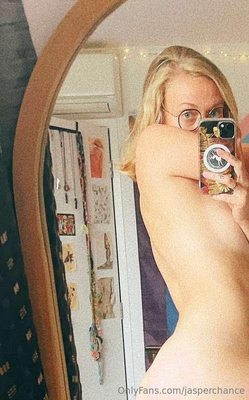 4 very nice nudes showing off my waist and long legs 😘

[ my..