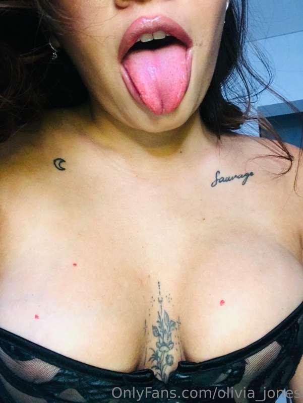 Your cock and my tongue... wanna try? 🤤🤤