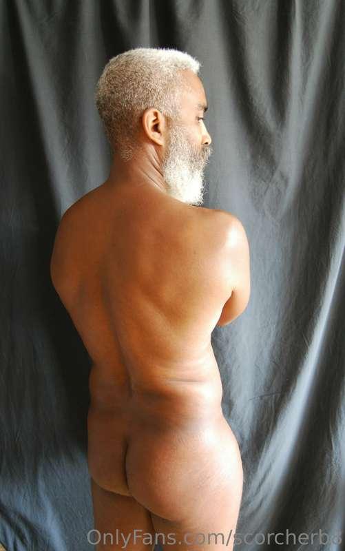 Happy Hump Day!   #beard #feet #gaycruising #beardgay #beard..