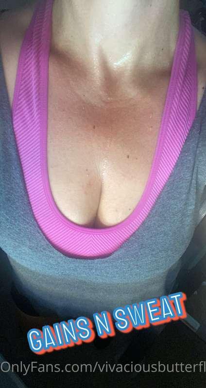 💪🏼 Sweat n Gains! 💪🏼 Work out hit today! 

🥵 Who loves a swe..