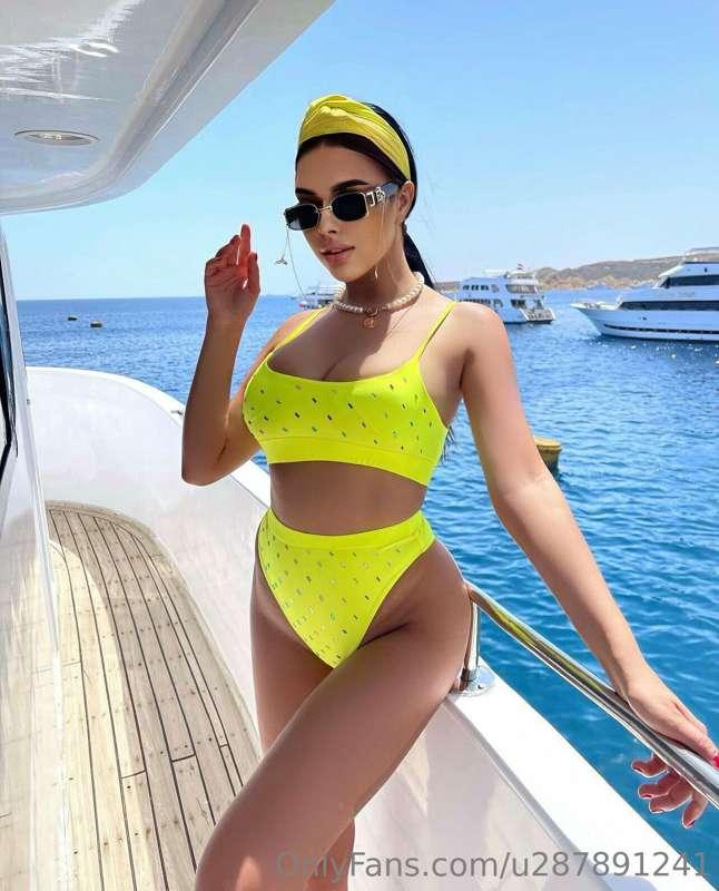 Does it make you hot just thinking about my body ?🥵Chat me a..
