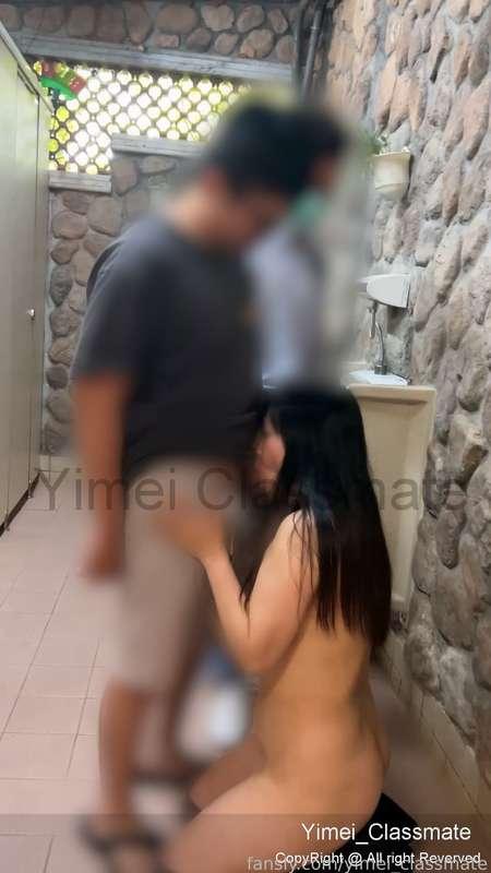 It’s rare to get an appointment with three VIPs to interact outdoors... Of course it won’t just be exposed when visiting the park😆😆
After entering the men's room with the VIPs...of course I get naked first and then give everyone a blowjob😍😍😍

難得約到三個VIP一起到戶外互動....當然不會只有逛公園露出而已啊😆😆
跟VIP們一起進到男廁後....當然是先全裸再幫大家一起吹吹囉😍😍😍