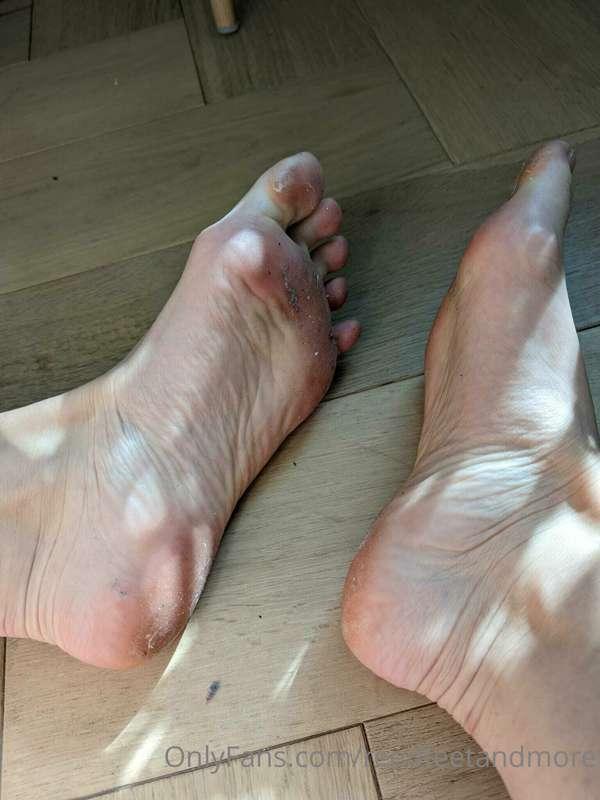 One for my dirty feet lovers, anyone fancy licking this off?..