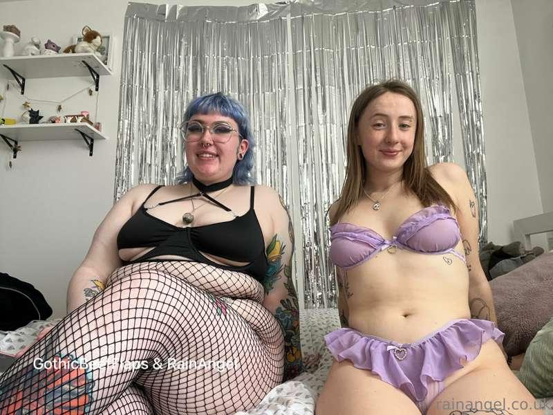 Guess who's more submissive...

@gothicbeefflaps