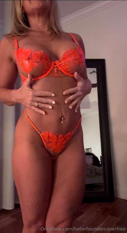 A little strip tease through photos and video ;) 