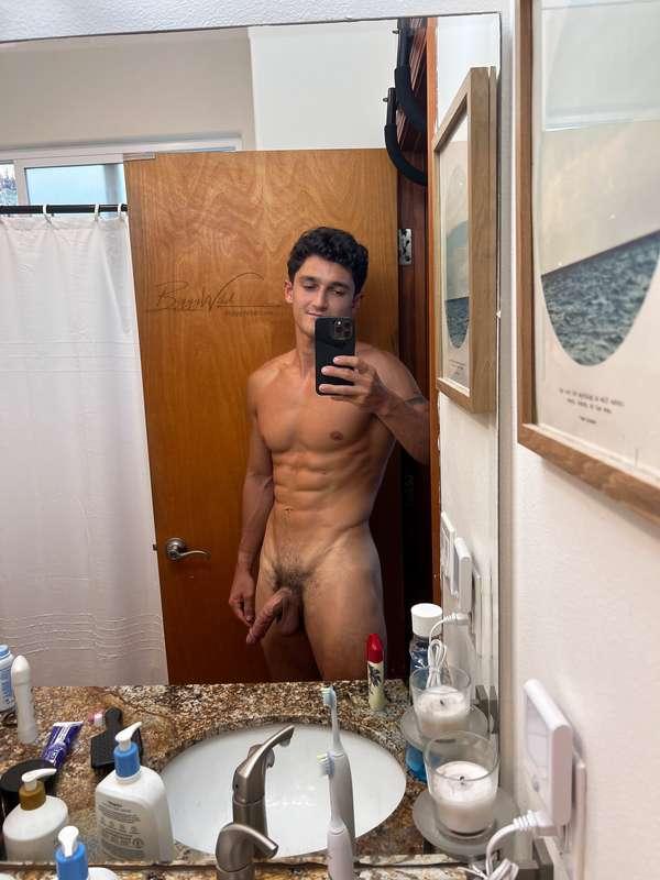 Who doesn't love a good bathroom selfie?
