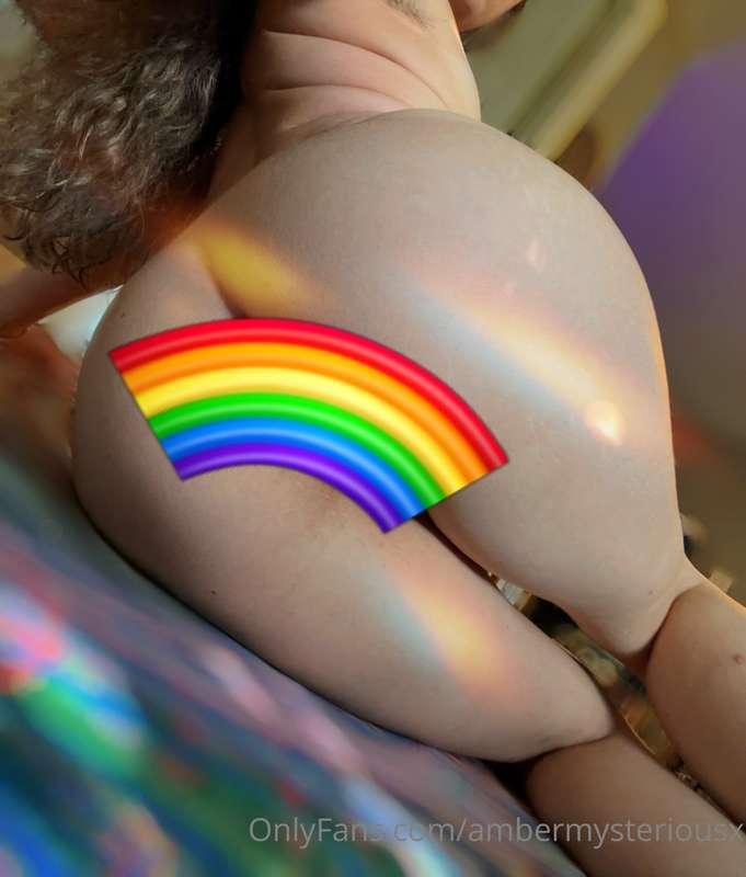 DM for uncensored pics 😏🌈