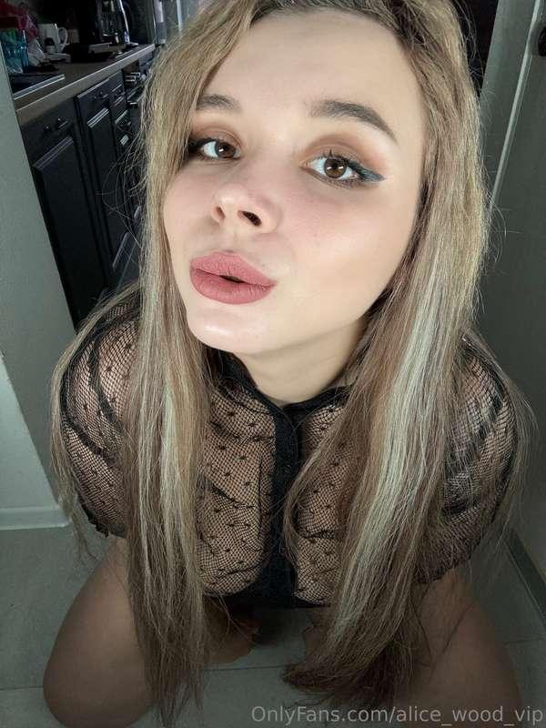 **I woke up already horny! Will you help me cum?** 😘💋