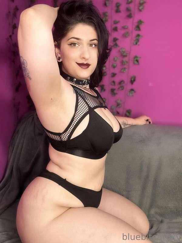 Thick goth mommy that likes to teach you the ways of the bac..