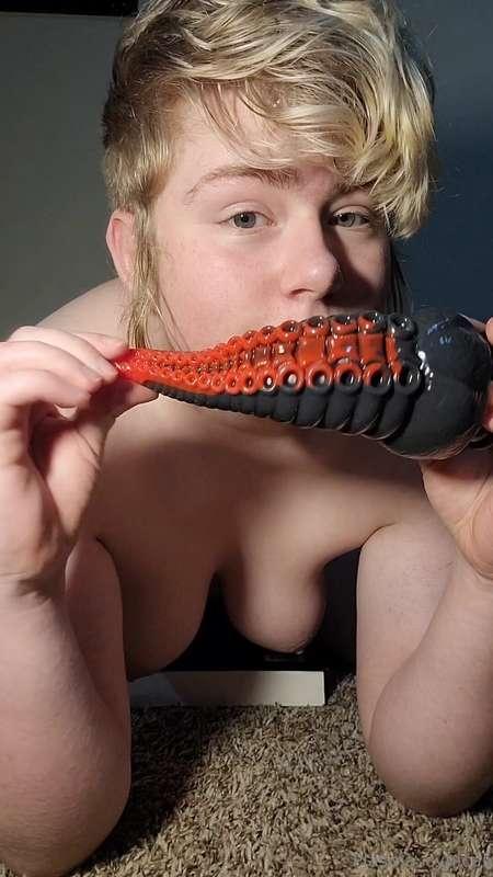 Using my new tentacle dildo for the first time :3